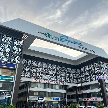 Hotel Cozzy Palace Surat Ngoại thất bức ảnh