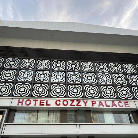 Hotel Cozzy Palace Surat Ngoại thất bức ảnh