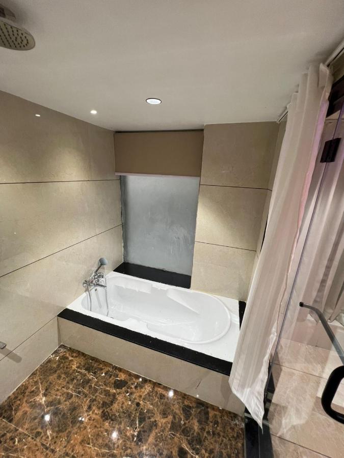 Hotel Cozzy Palace Surat Ngoại thất bức ảnh