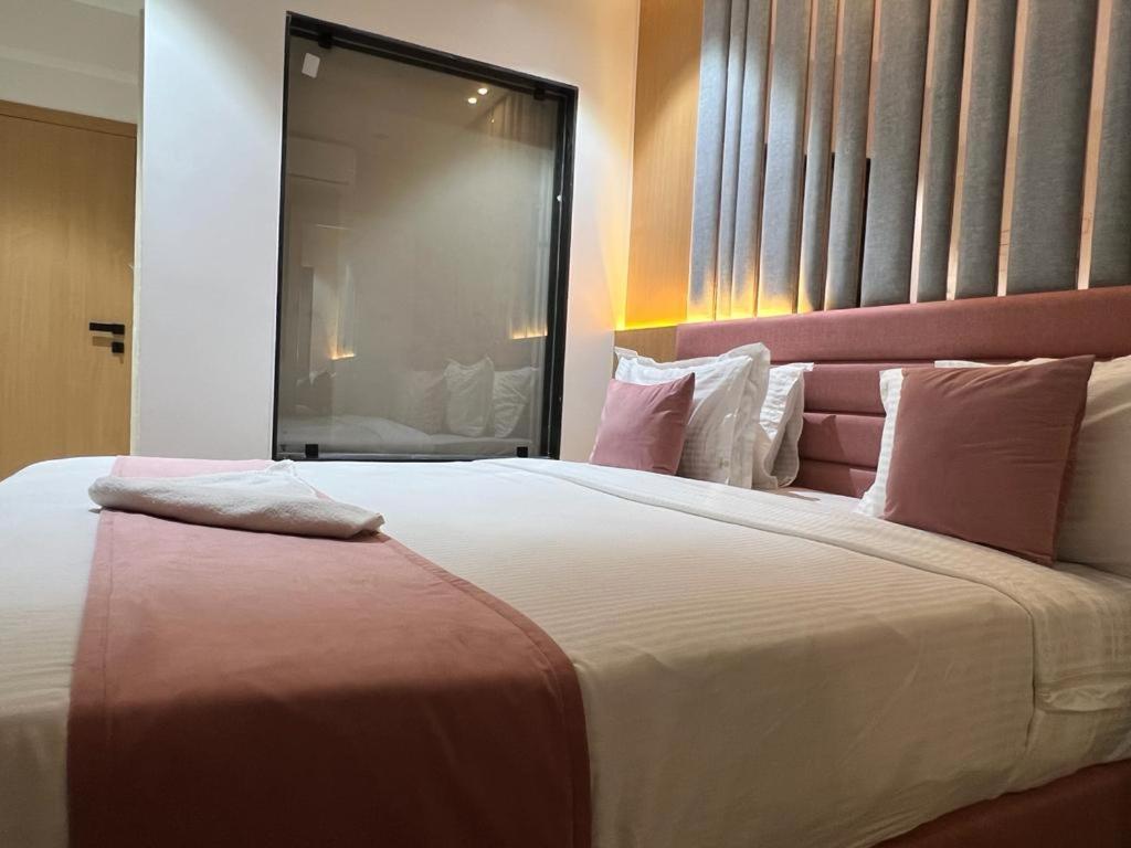 Hotel Cozzy Palace Surat Ngoại thất bức ảnh