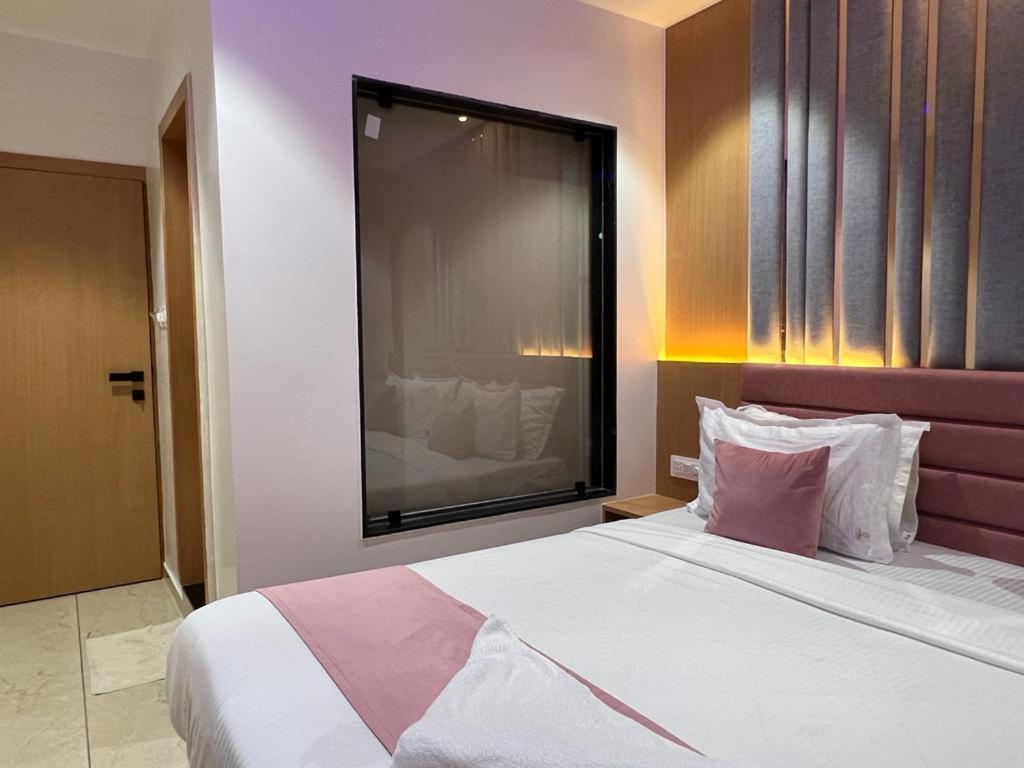 Hotel Cozzy Palace Surat Ngoại thất bức ảnh