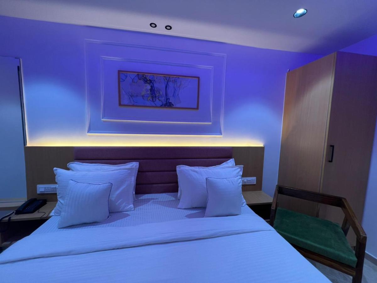 Hotel Cozzy Palace Surat Ngoại thất bức ảnh
