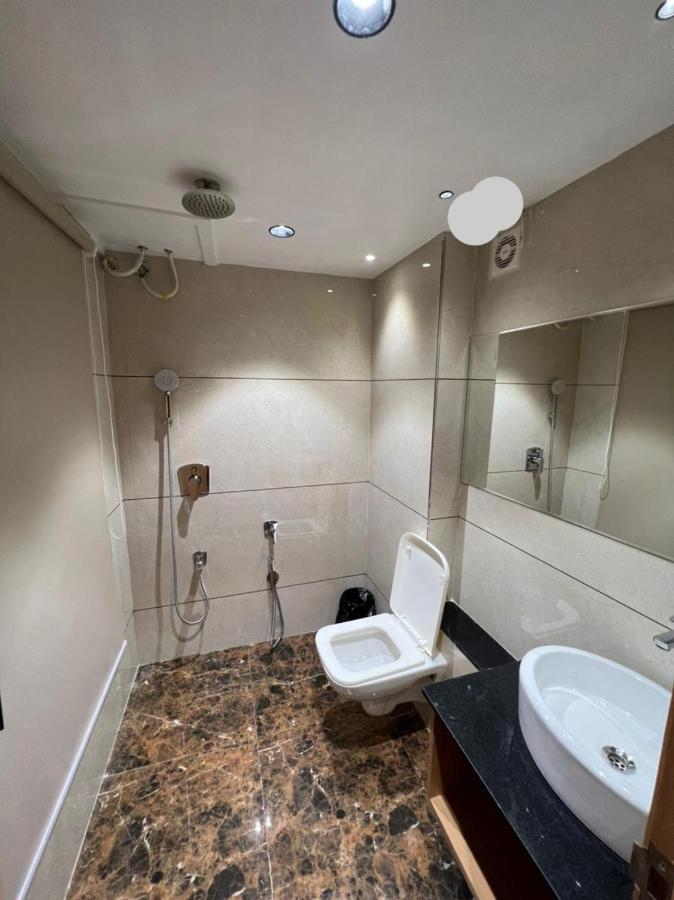 Hotel Cozzy Palace Surat Ngoại thất bức ảnh