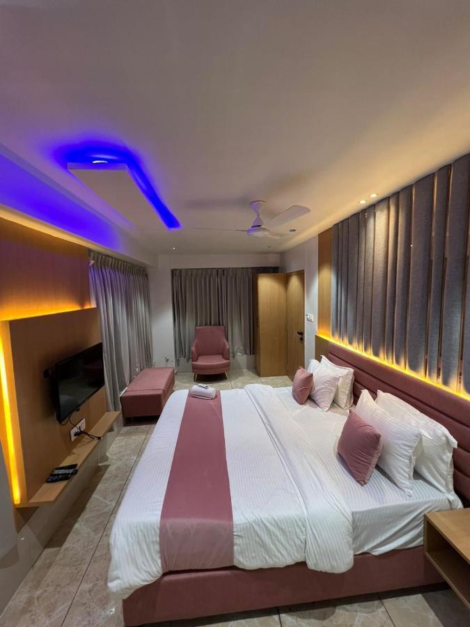 Hotel Cozzy Palace Surat Ngoại thất bức ảnh